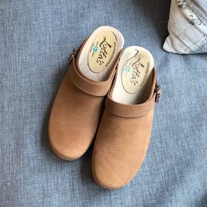 Lotta From Stockholm Classic Nubuck w Strap Clogs
